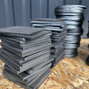 Партия готовых стальных деталей вырезанных на станке плазменной резки