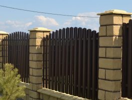 Как установить сквозной металлический забор