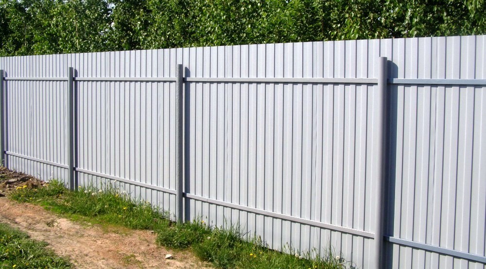 Как построить недорогой и прочный забор