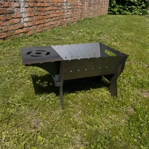 Сборный металлический мангал с фигурной боковой подставкой, изготовленный из толстой стали методом лазерной резки в Могилеве